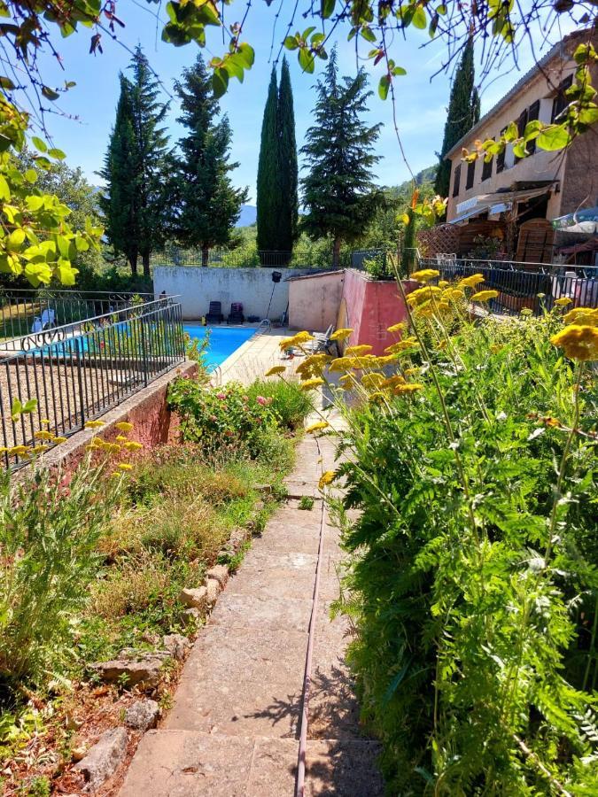 Logement D'Exception Pres Du Colorado Provencal Dans Une Residence Au Calme Avec Piscine Offrant Une Vue Imprenable Sur Le Luberon Depuis Sa Terrasse Viens المظهر الخارجي الصورة