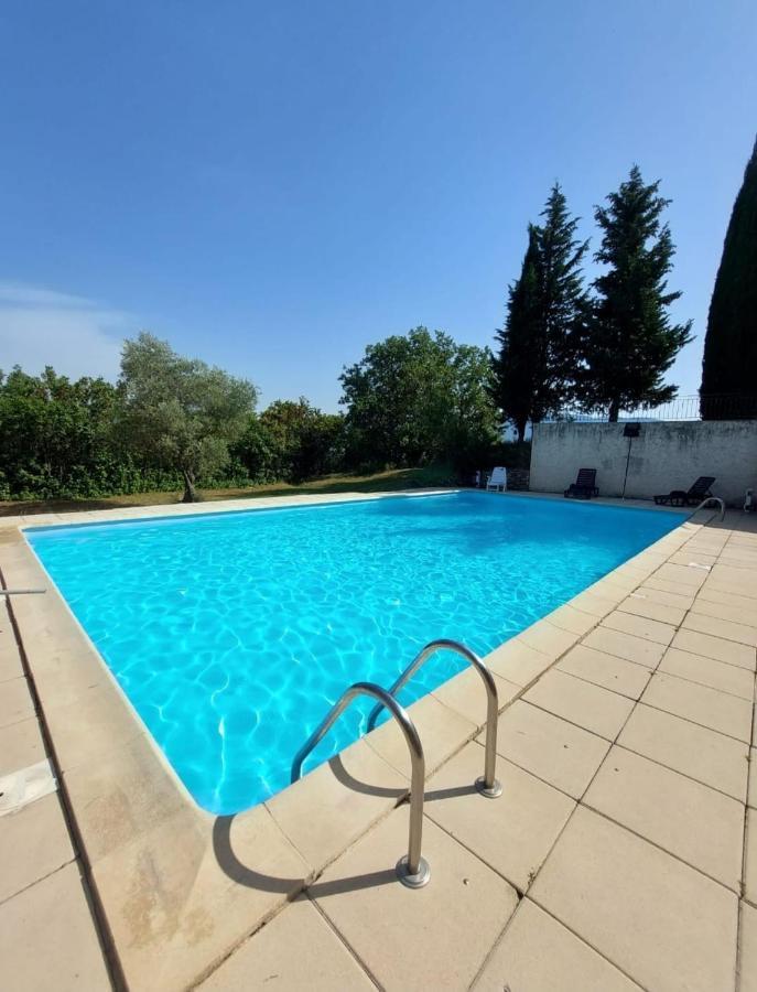 Logement D'Exception Pres Du Colorado Provencal Dans Une Residence Au Calme Avec Piscine Offrant Une Vue Imprenable Sur Le Luberon Depuis Sa Terrasse Viens المظهر الخارجي الصورة