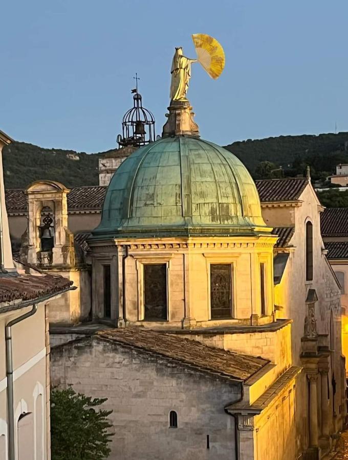 Logement D'Exception Pres Du Colorado Provencal Dans Une Residence Au Calme Avec Piscine Offrant Une Vue Imprenable Sur Le Luberon Depuis Sa Terrasse Viens المظهر الخارجي الصورة